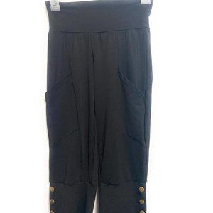 Black Capri leggings with snaps and pockets